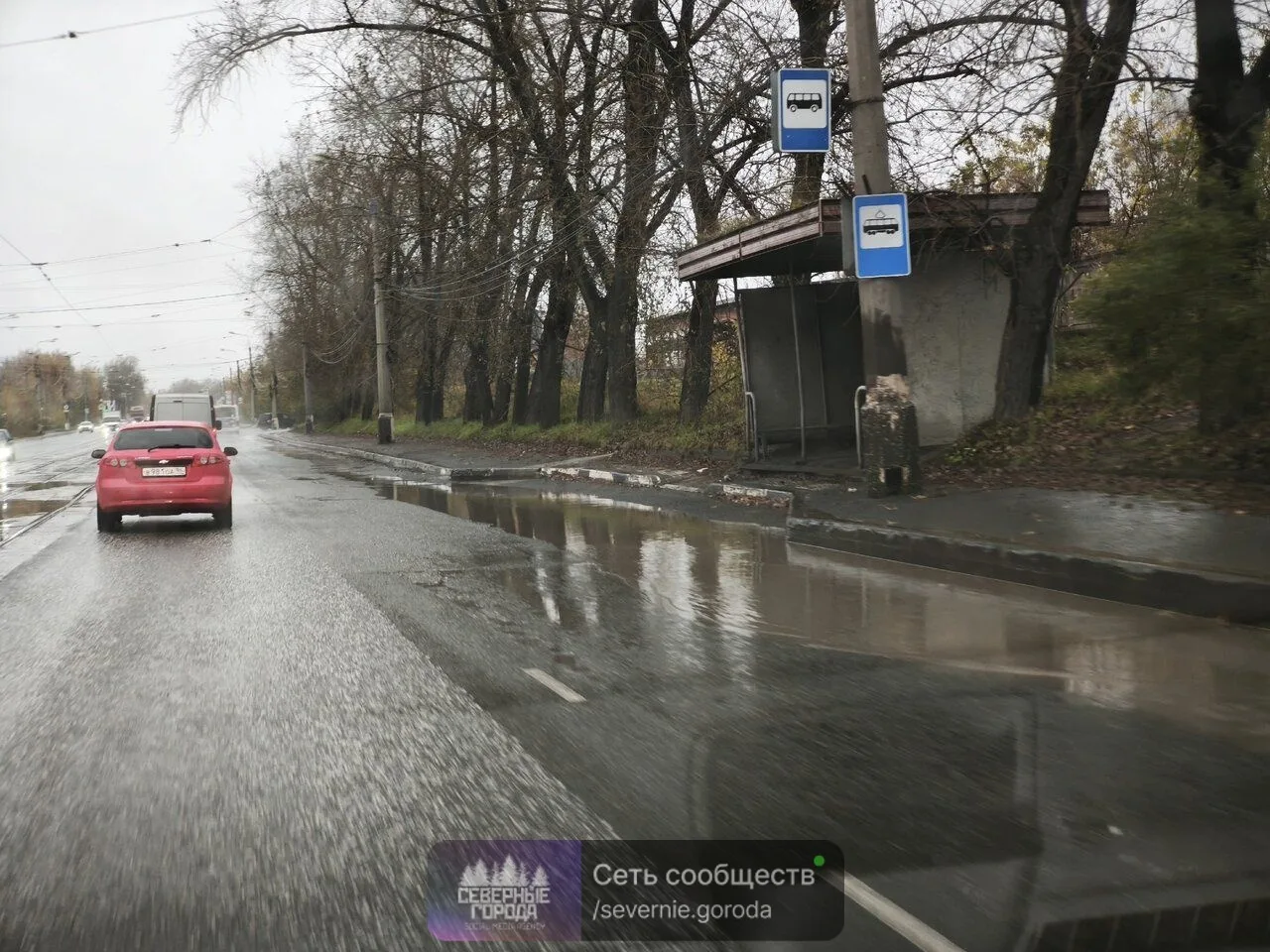 Даже в небольшой дождь на дорогах скапливаются лужи 😡