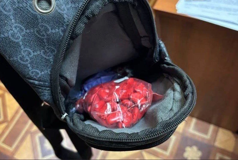 В Барнауле задержали двух иностранцев со 172 свёртками синтетических наркотиков