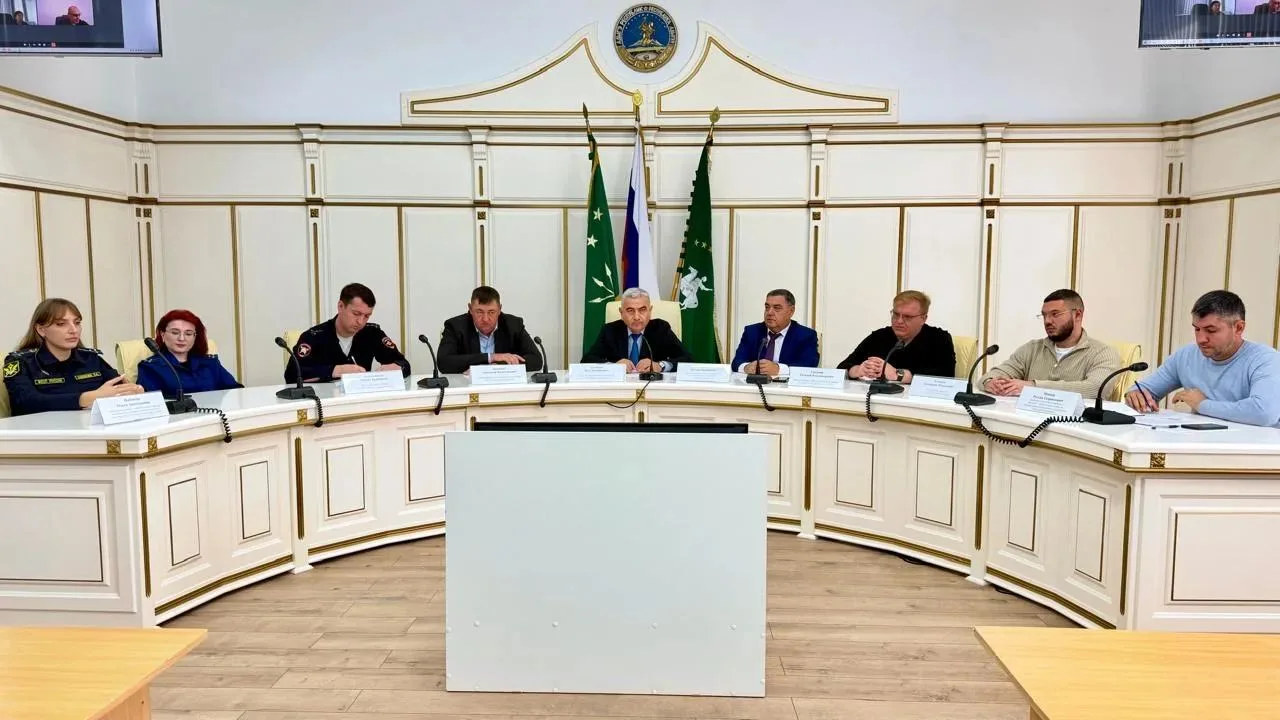 Провел очередное заседание комиссии по обеспечению безопасности дорожного движения в Ко...
