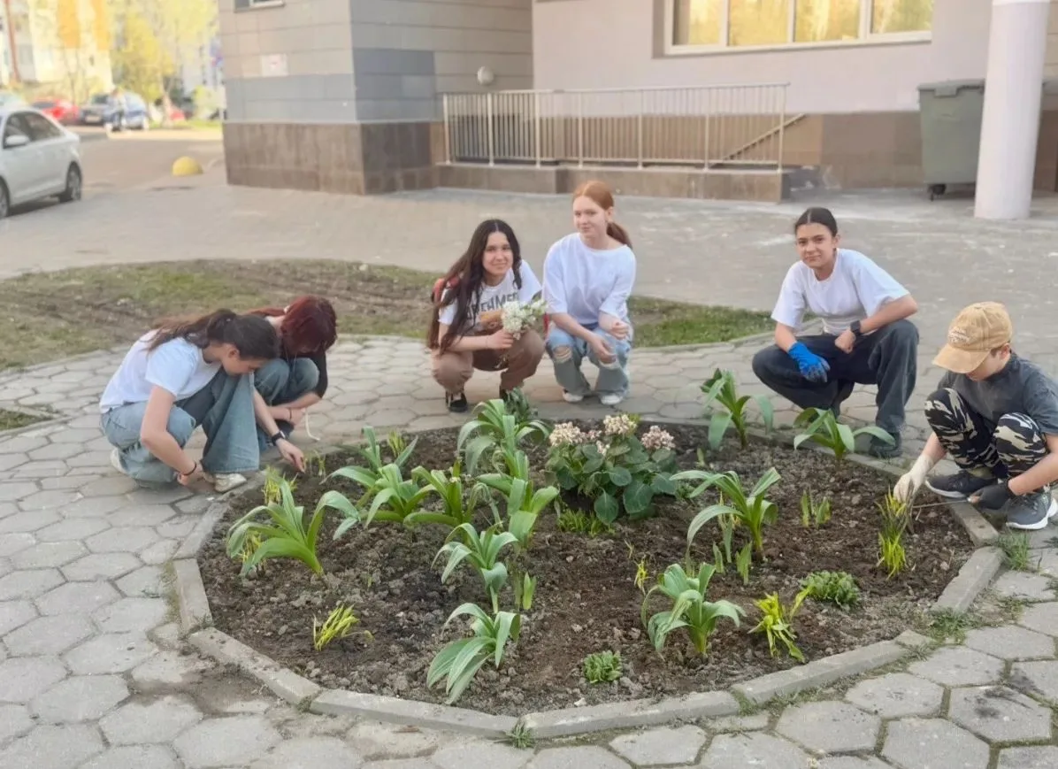 🍂 Осень раскрашивает всё вокруг своими золотыми красками, а юные эко-волонтёры Дворца ...