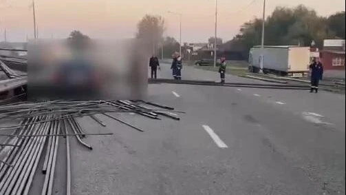 В Армавире из-за выпавших труб на трассе столкнулись шесть машин