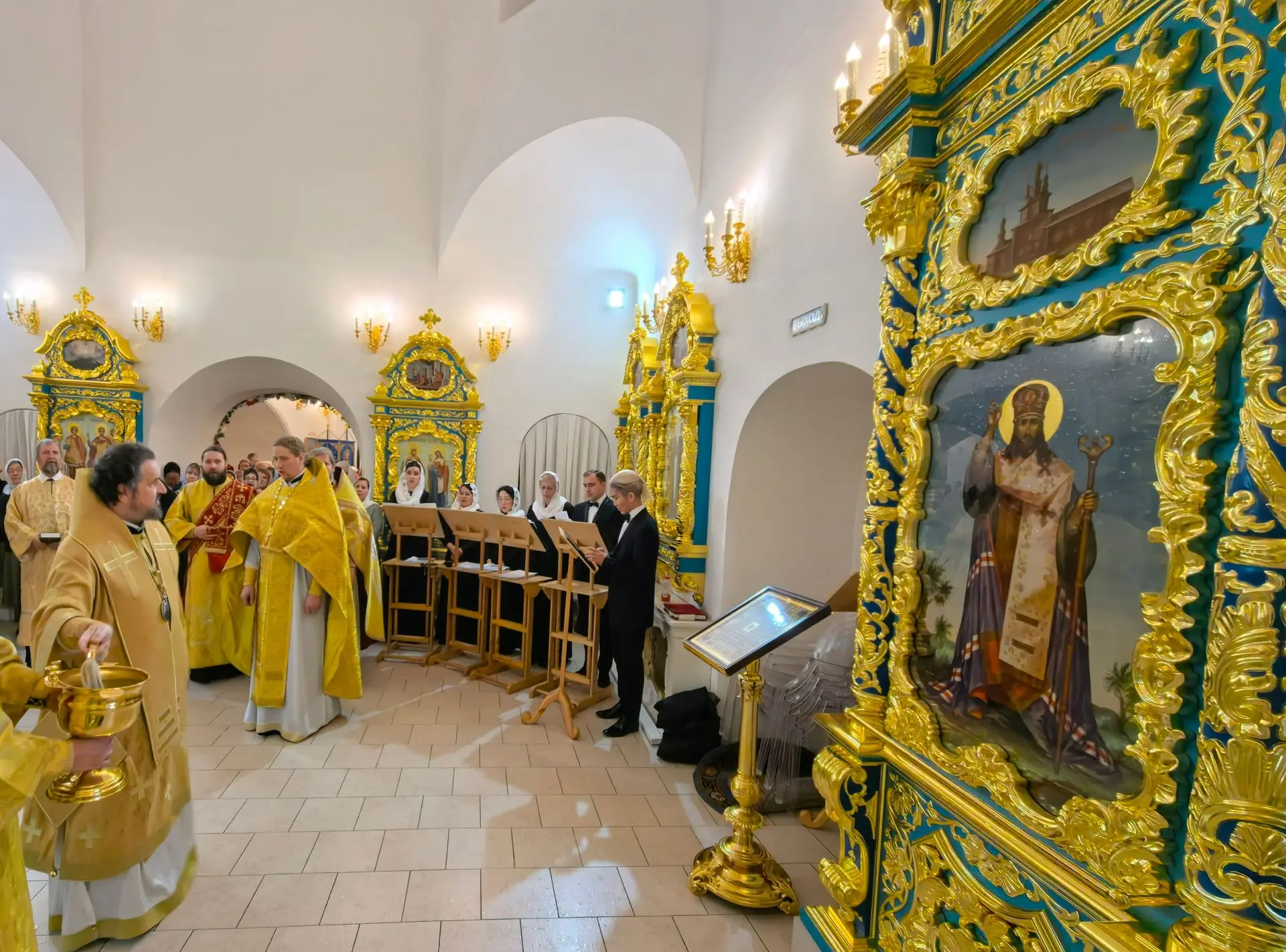 Сегодня освятили иконы и новые кивоты в храме Рождества Пресвятой Богородицы что в Зало...