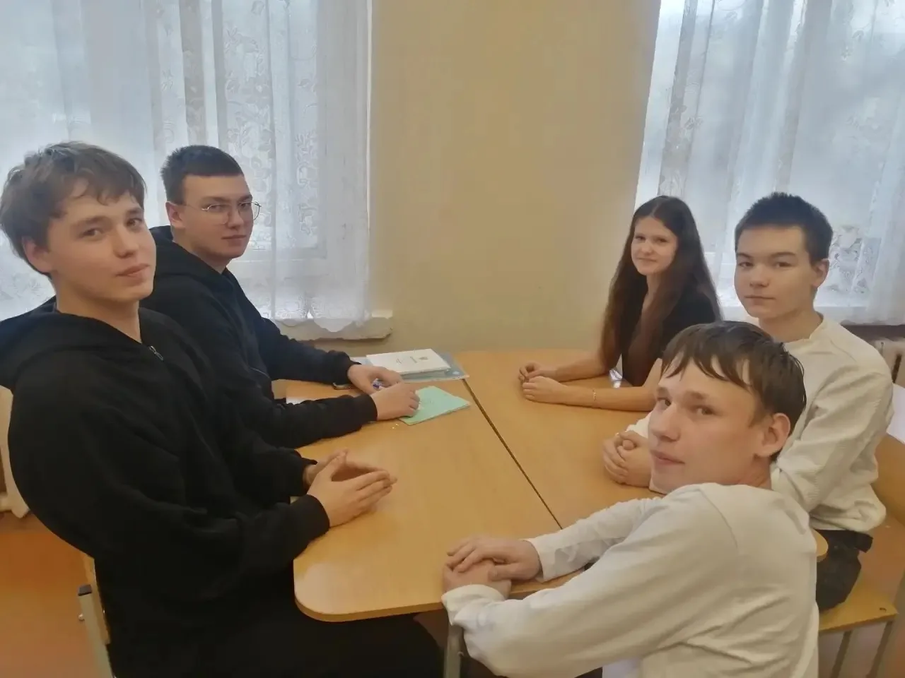 🧠✨ Интеллектуальный дебют: в нашей школе состоялся чемпионат по «Что? Где? Когда?»!
