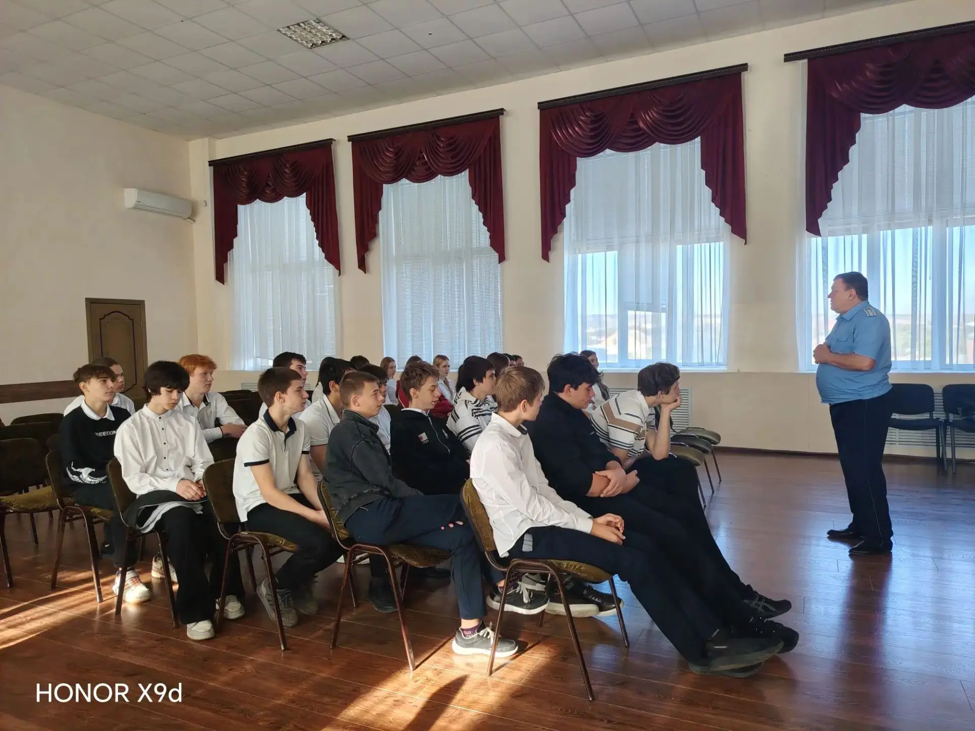 5 октября нашу школу посетил куратор отряда "Юных друзей пограничников" Сергей Дмитриев...