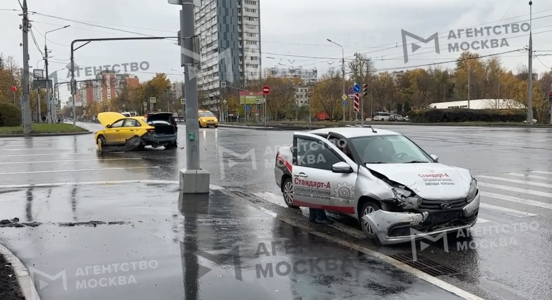 Пассажирка такси получила травмы в результате ДТП на юге столицы.