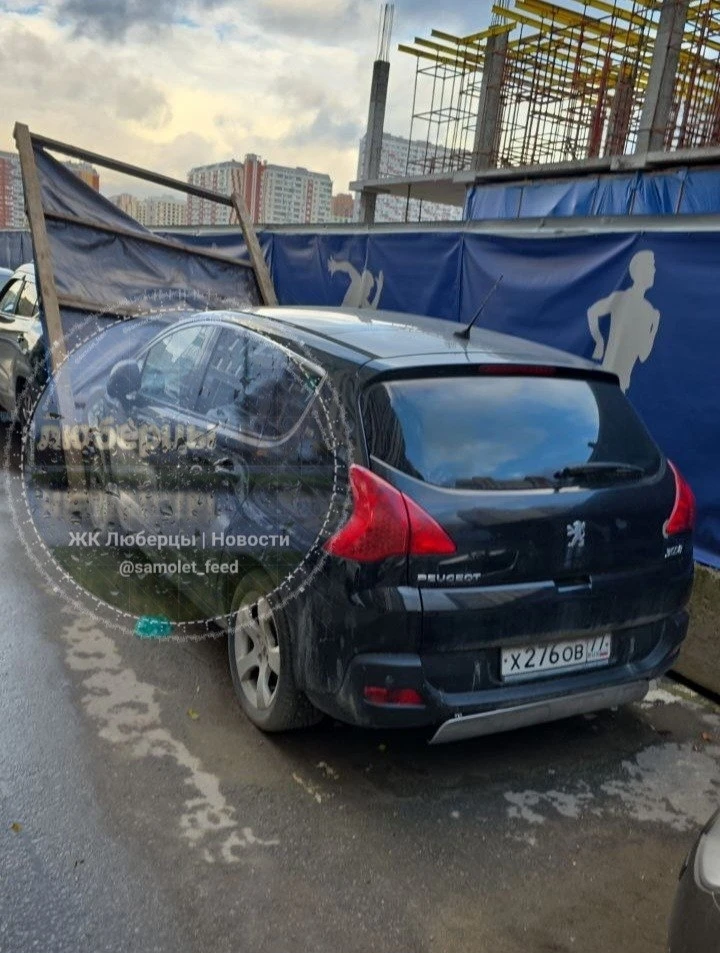 Со стройки ФОКа на Камова в припаркованную машину прилетел забор.
