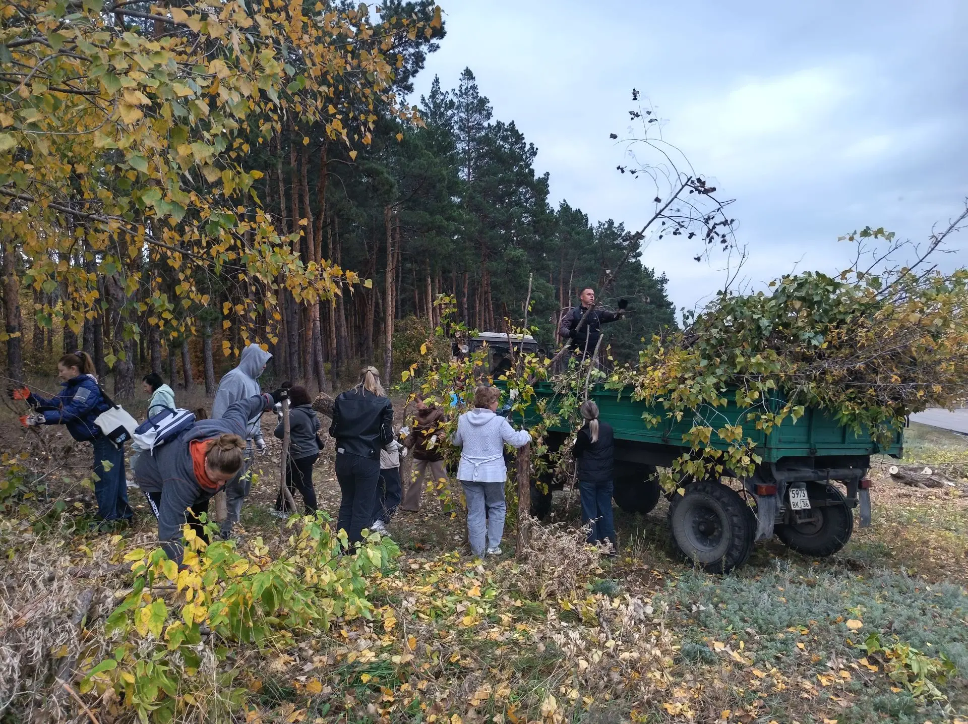🌿 Сегодня в рамках осеннего месячника по благоустройству и санитарной очистке территор...