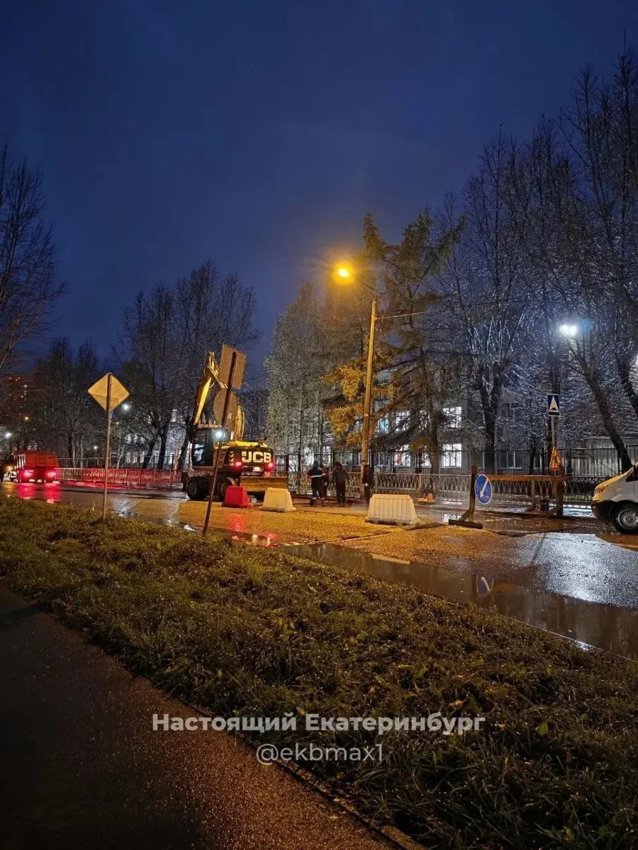 «Раскопали в сухую погоду, а асфальт кладут в дождь»