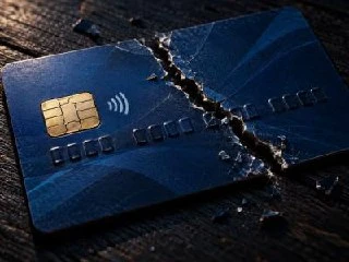 Пособия отменят: мошенники пугают родителей и требуют перевести сбережения