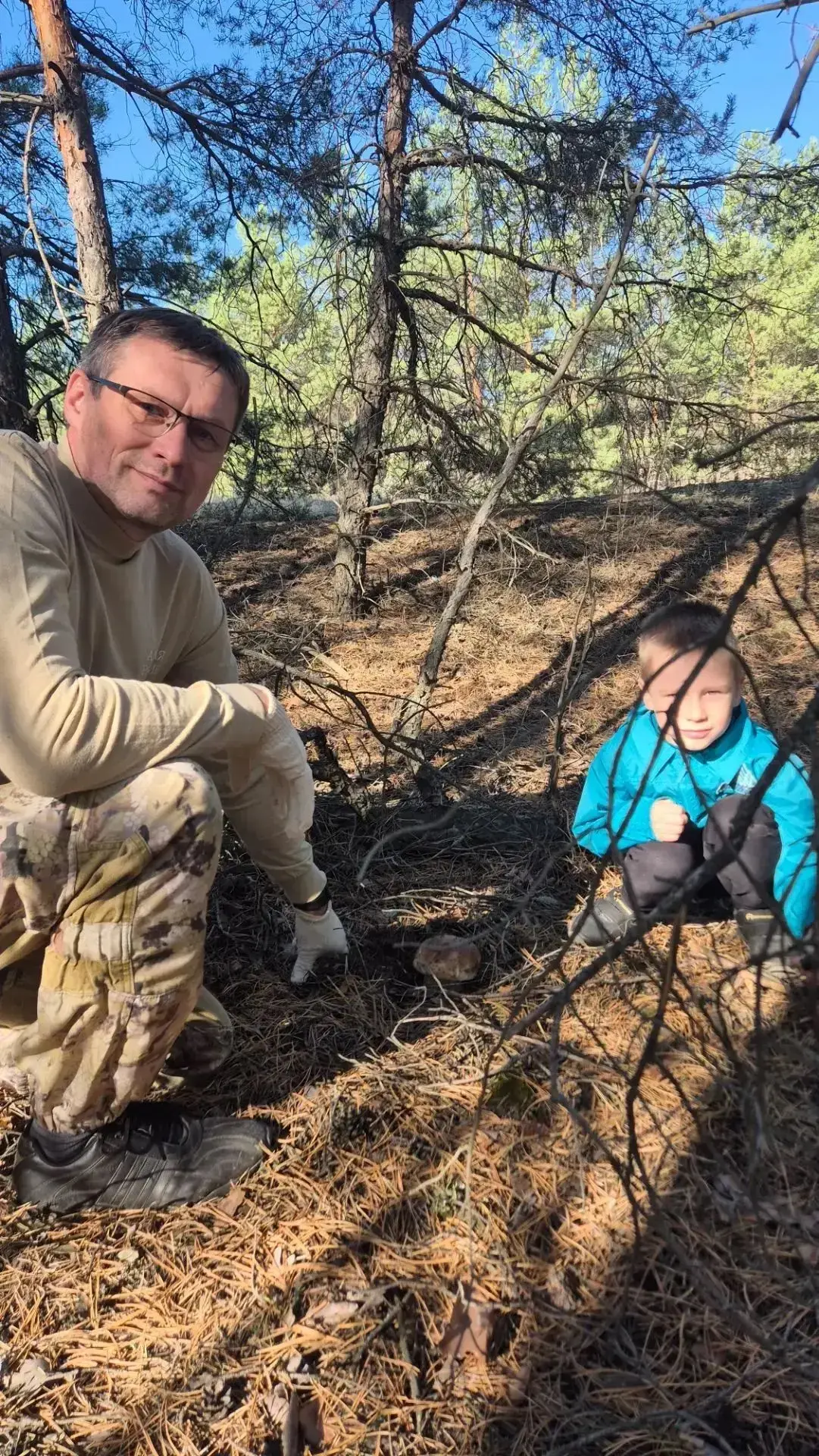 Меня зовут  Ваня Буторин. Моего папу зовут Дима. Папа очень любит собирать грибы. Осень...
