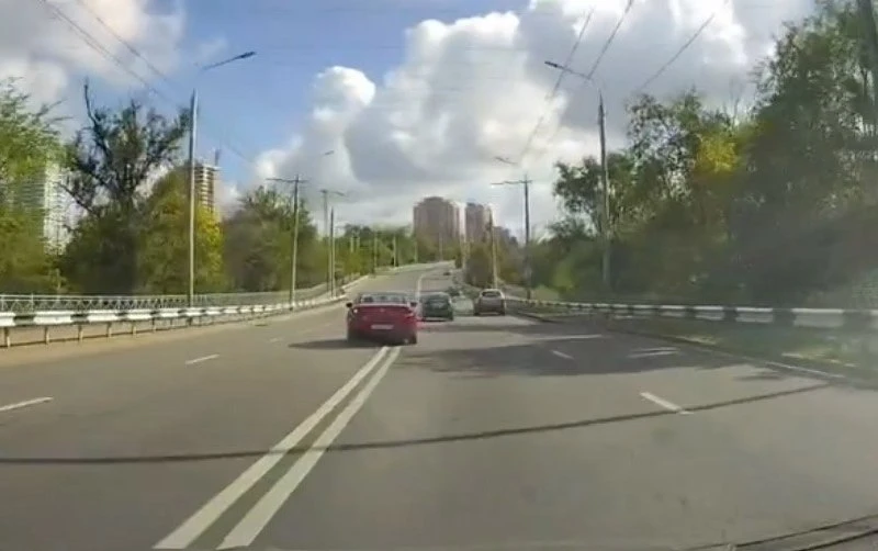 🚗 В Донецке женщину оштрафовали на 7500 рублей за выезд на встречную полосу