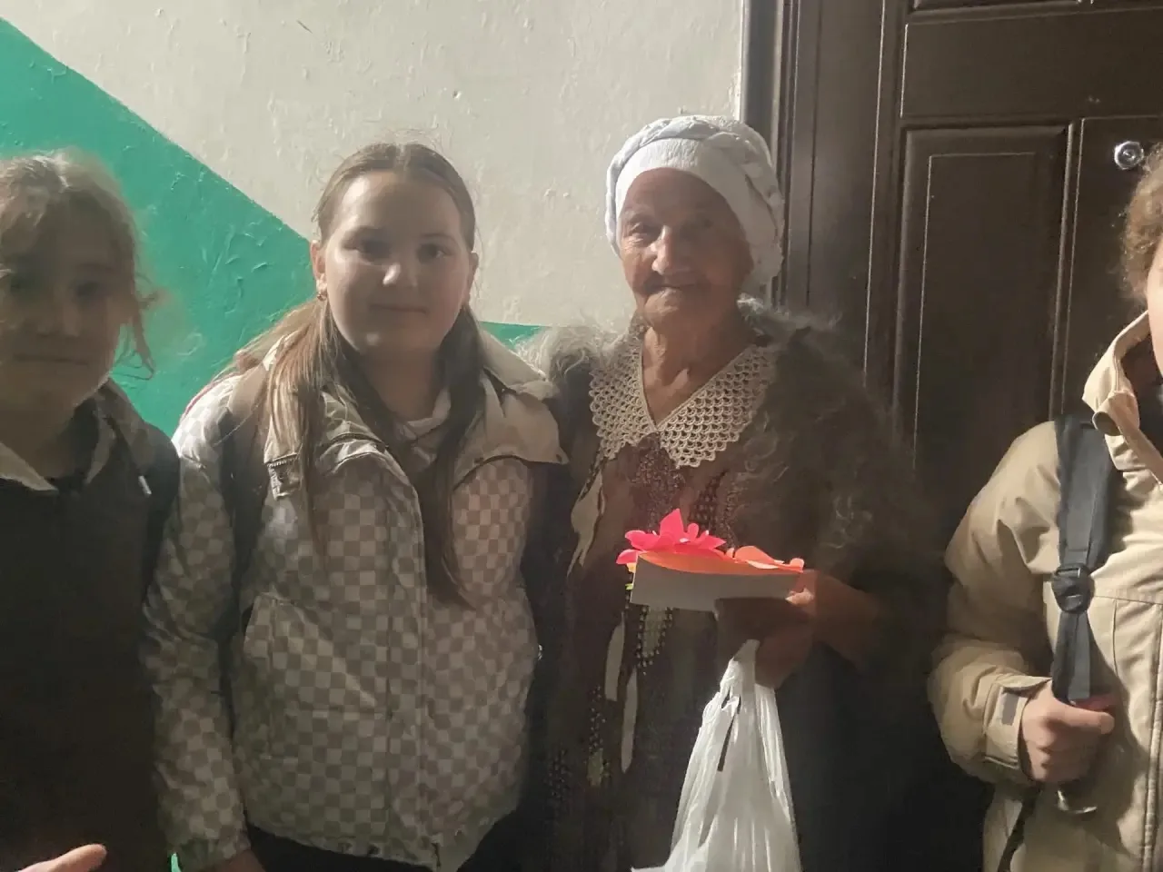 В День добра и уважения участники Движения Первых по доброй традиции навестили на дому ...