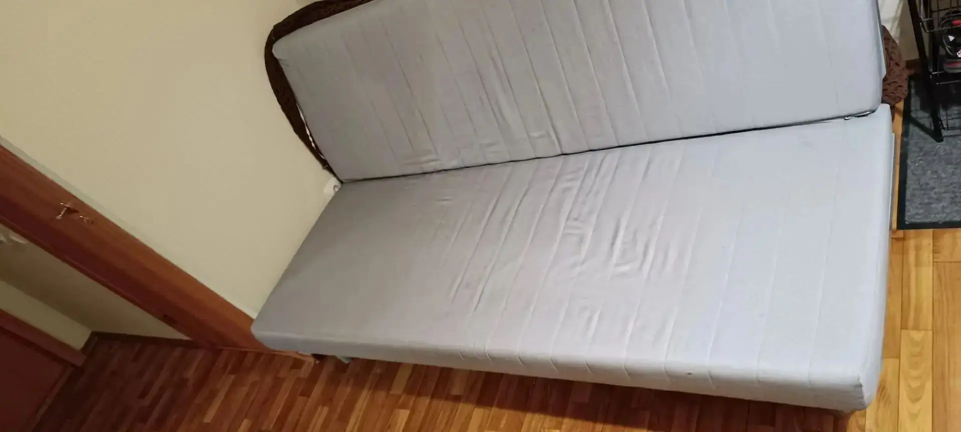 Продаётся диван IKEA Бединге в отличном состоянии. Этот стильный прямой диван с клик-кл...