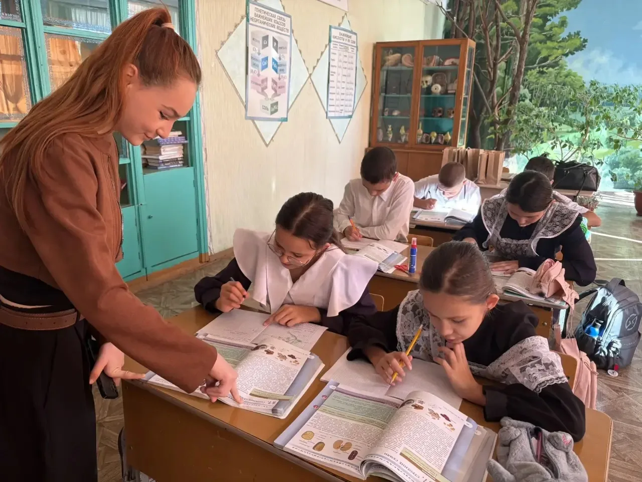 В нашей школе — смена власти! На один день учителя передали свои классы в надёжные руки...
