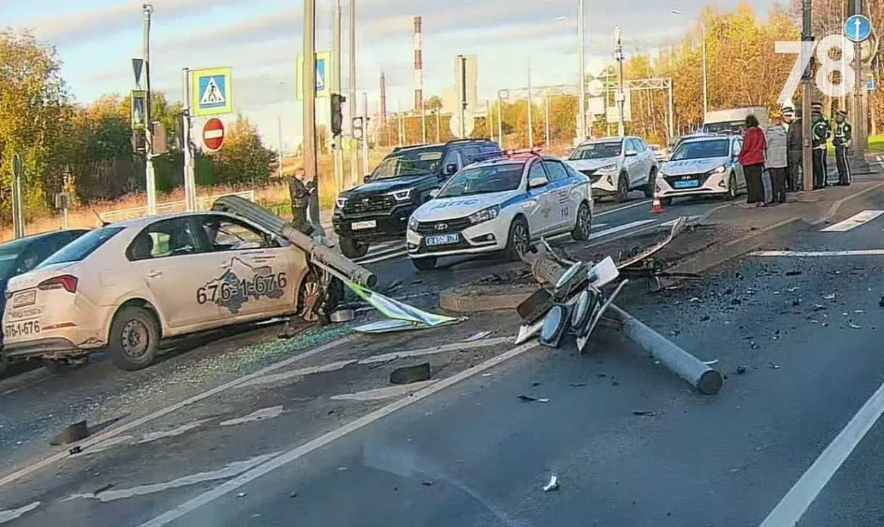 В Красном Селе такси снесло столб и знаки