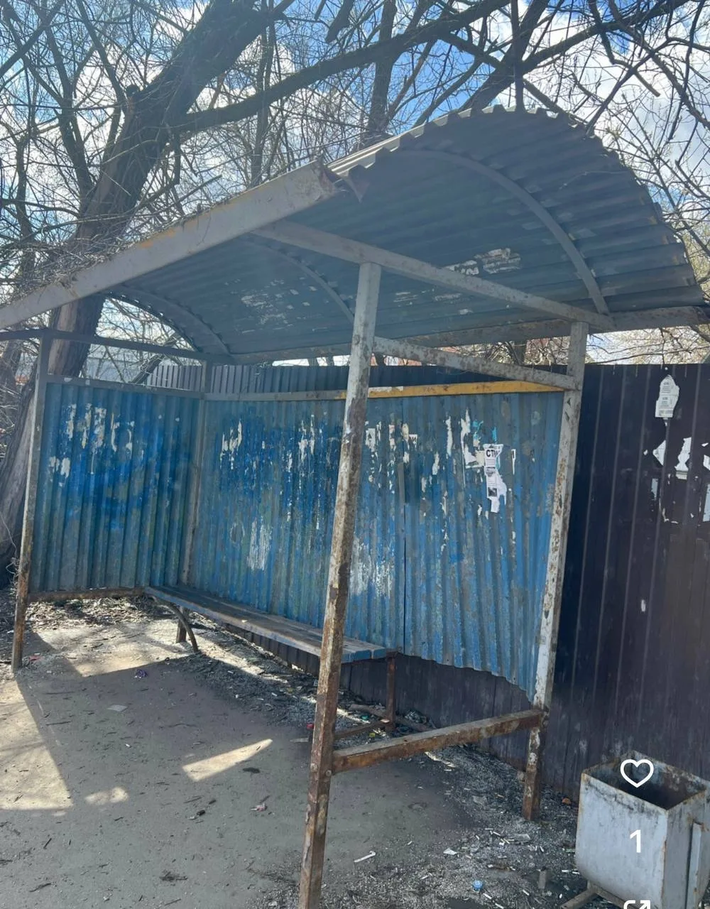 Жители деревни Пирогово годами ждали, когда это покосившееся недоразумение демонтируют....
