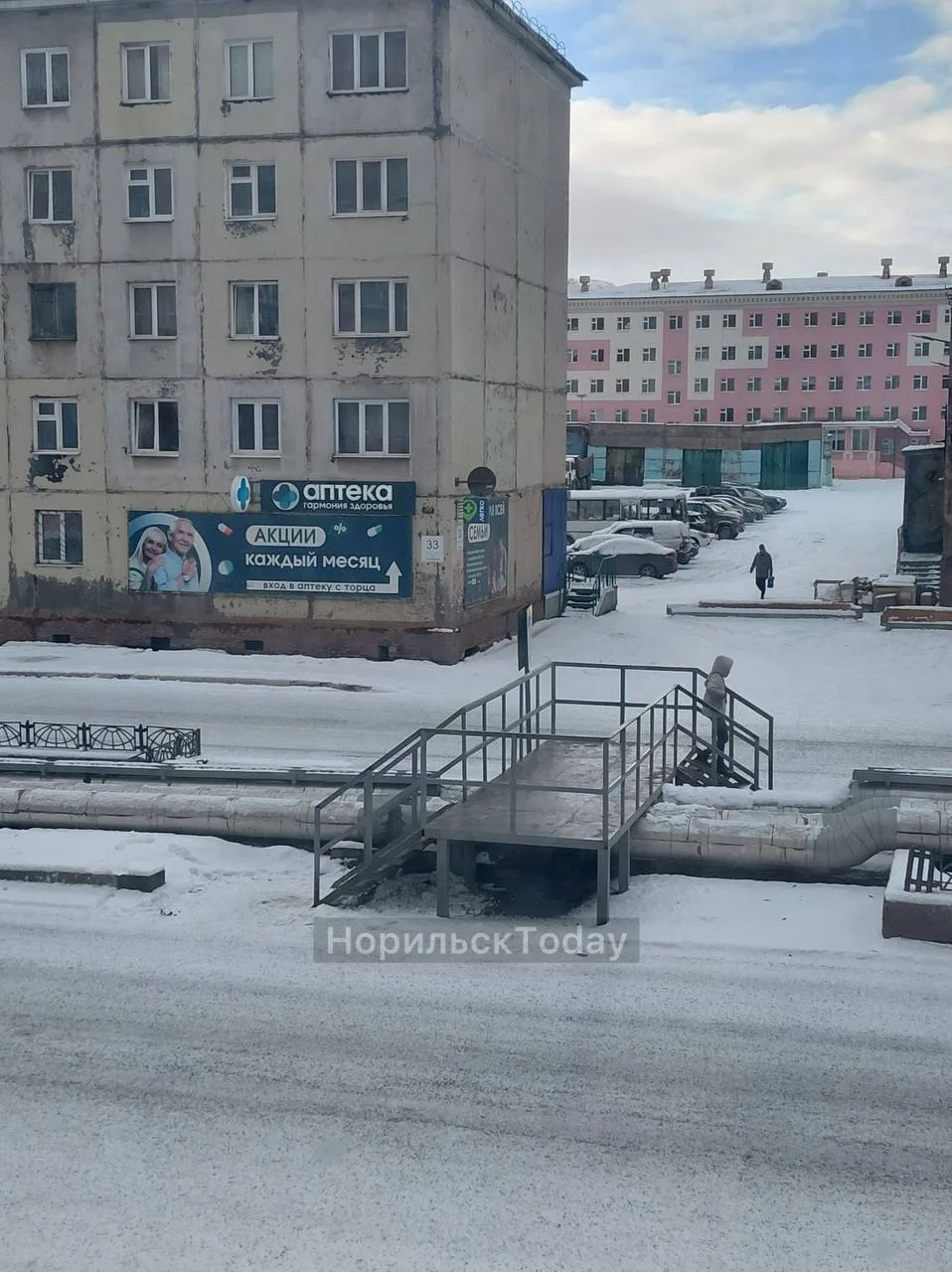 «Переход на Талнахской, 30. Очень скользко, вчера женщина ногу сломала! Прошу, решите д...