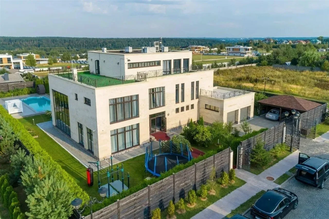 Приставы арестовали подмосковный особняк Джигана из-за долга по алиментам!