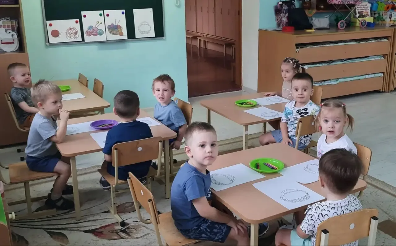 ⭐🏫Малыши из группы #ПчелкаДС18 развивали мелкую моторику и фантазию, рисуя «Цветные кл...