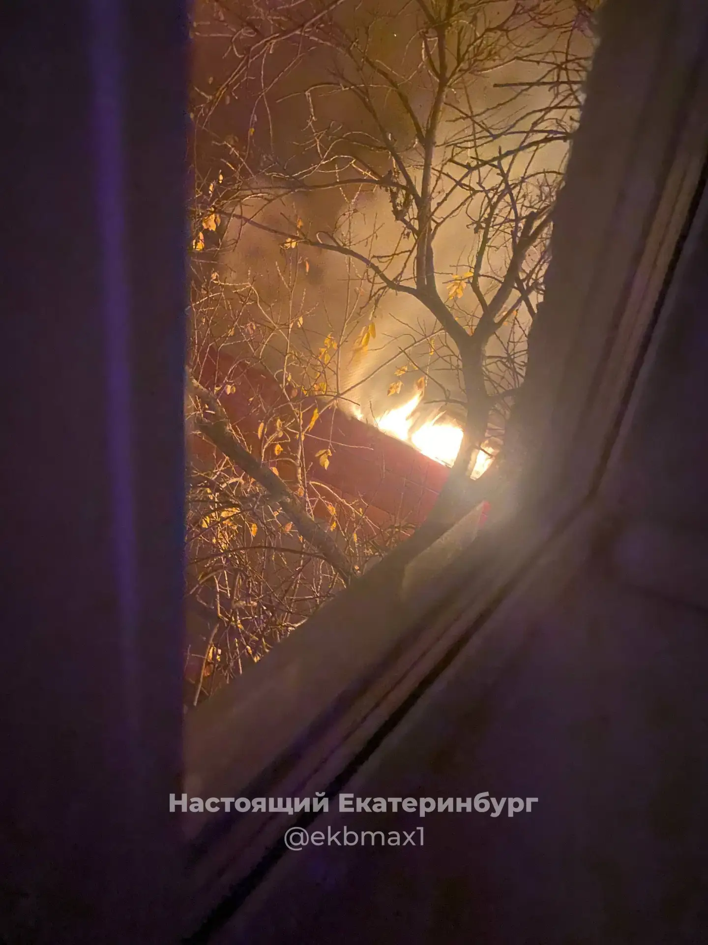 Ещё кадры ночного пожара на Мостовой, 55 (УНЦ)