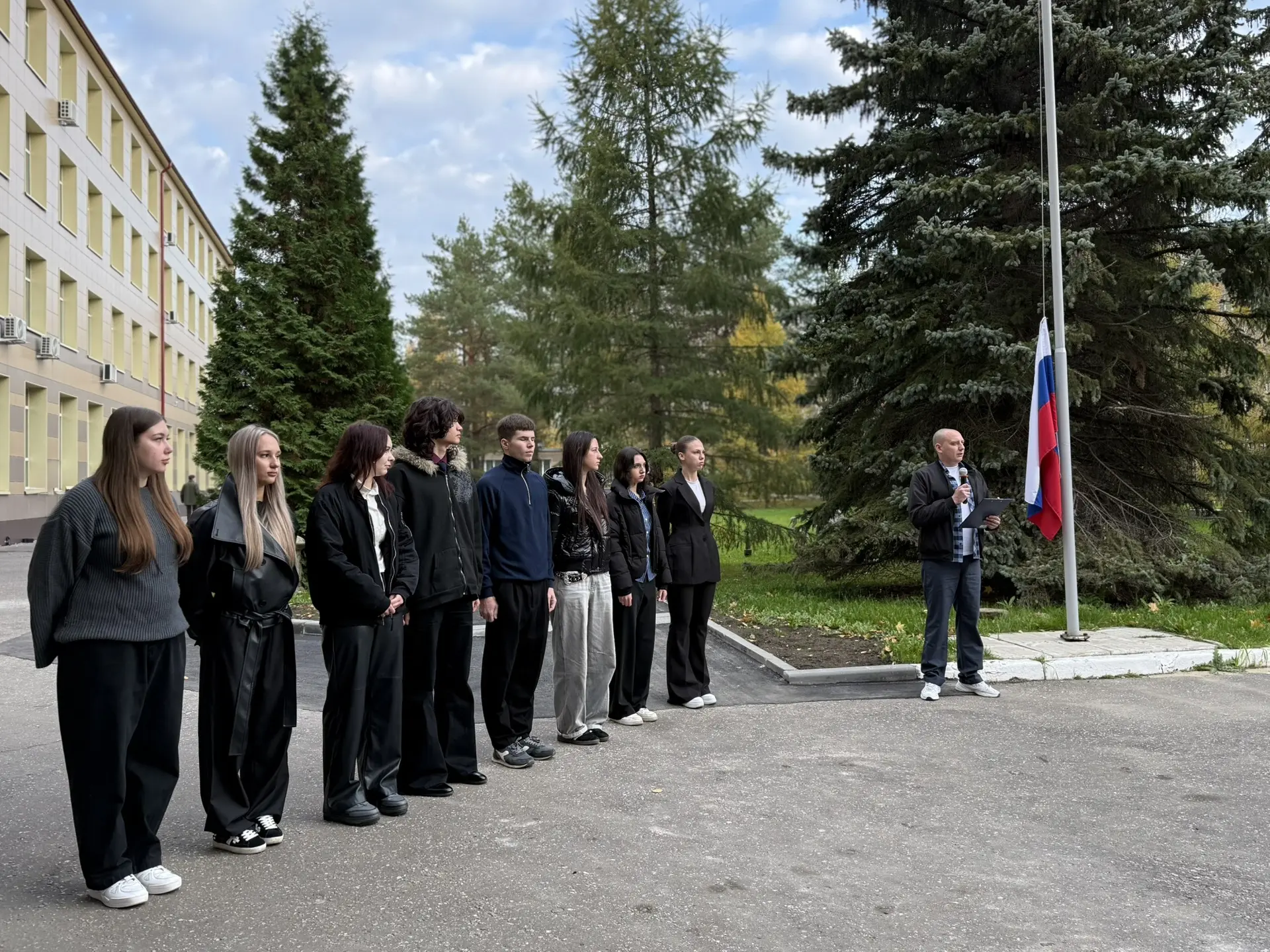 🇷🇺В Гжельском государственном университете прошла еженедельная церемония поднятия фла...