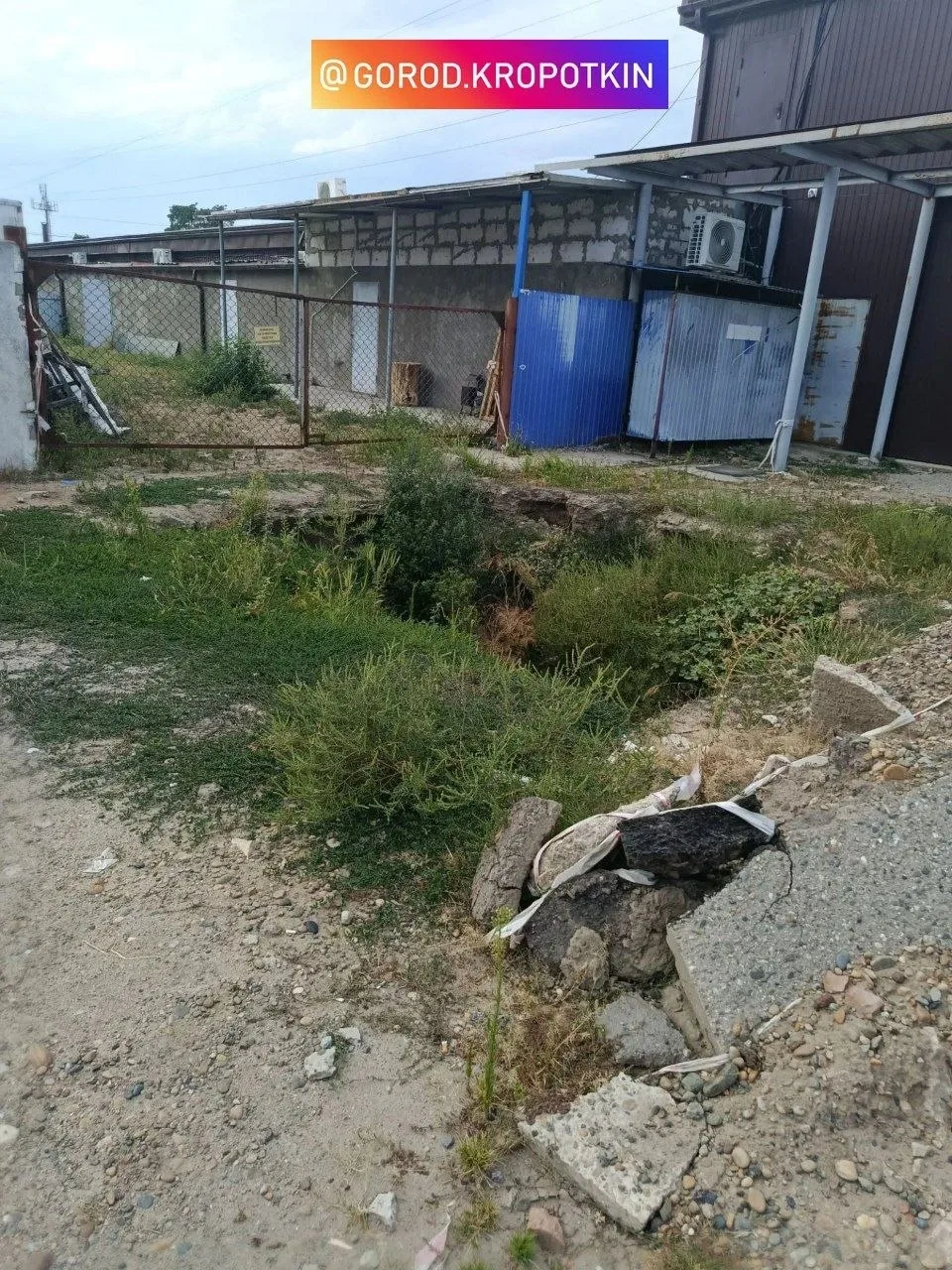 Здравствуйте, мкр 1, район стоянки, около улице Короленко. Более полугода. Нашим служба...