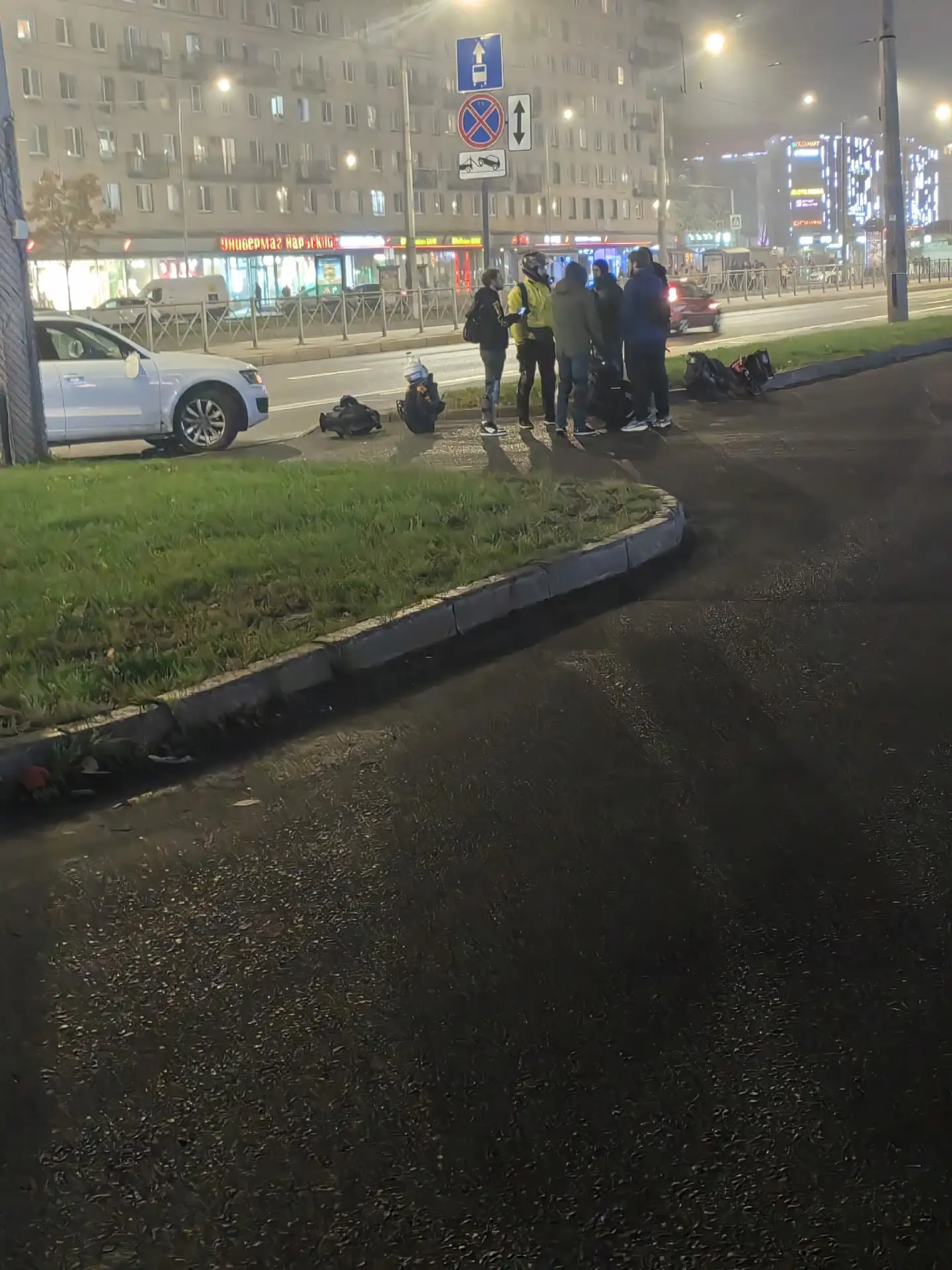 ДТП с мотоциклистом у м. Ленинский проспект.