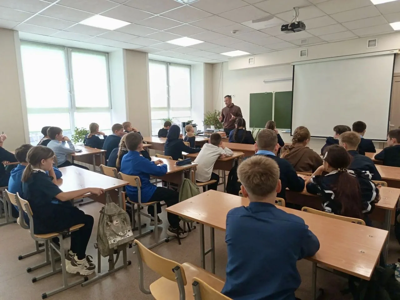 В честь Дня отца в 5 «А» классе прошел необычный классный час. Главным гостем мероприят...