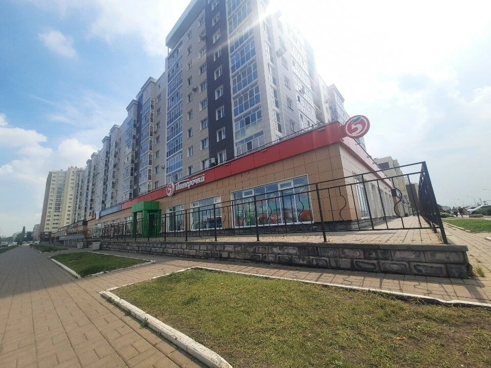 Сдам квартиру по проспекту октября 87, 8 этаж с банком.на длительный срок. 14 тыс плюс ...