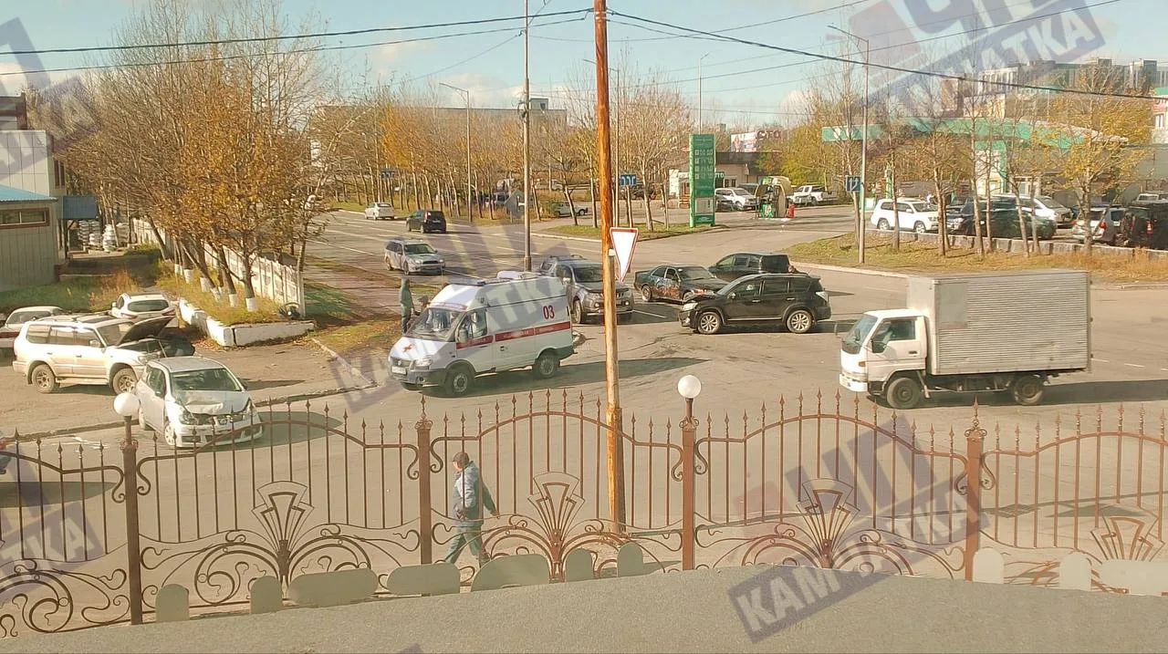 «ДТП у магазина Форвард, на Таранца.», - сообщает в «ЧП Камчатка» подписчик