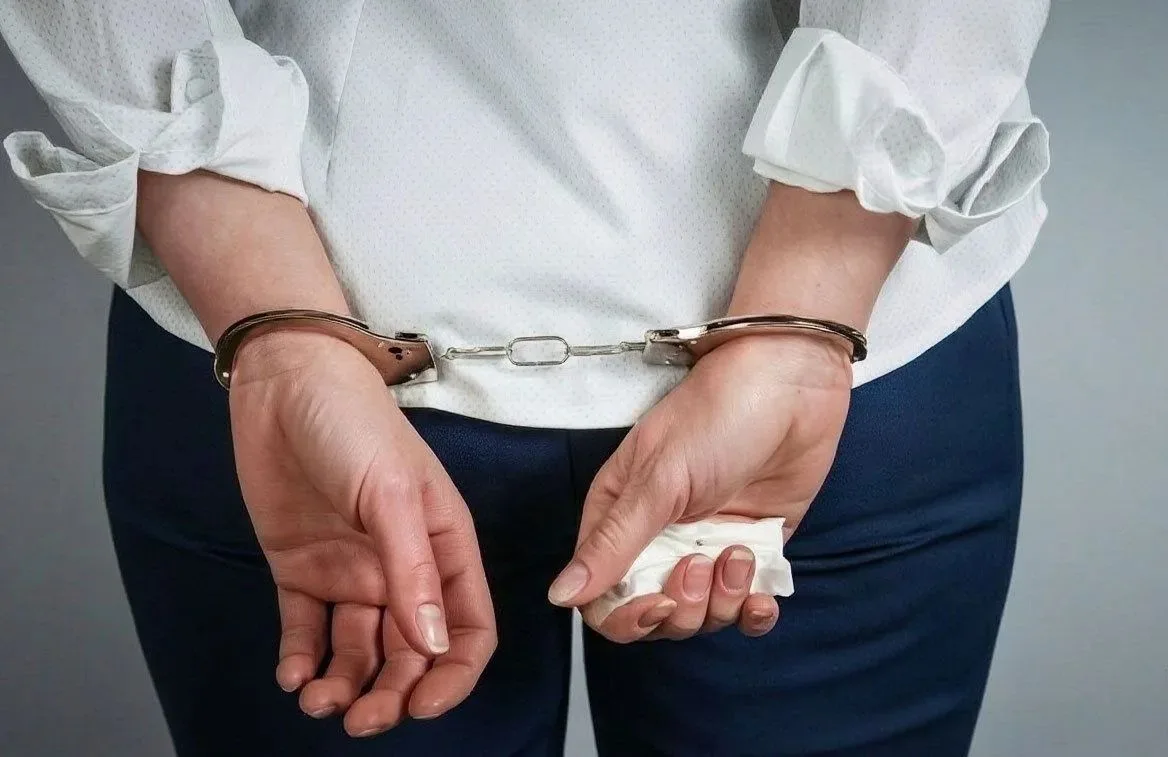 🚨 Шесть закладок и наркотики дома: 25-летняя сыктывкарка пойдёт под суд
