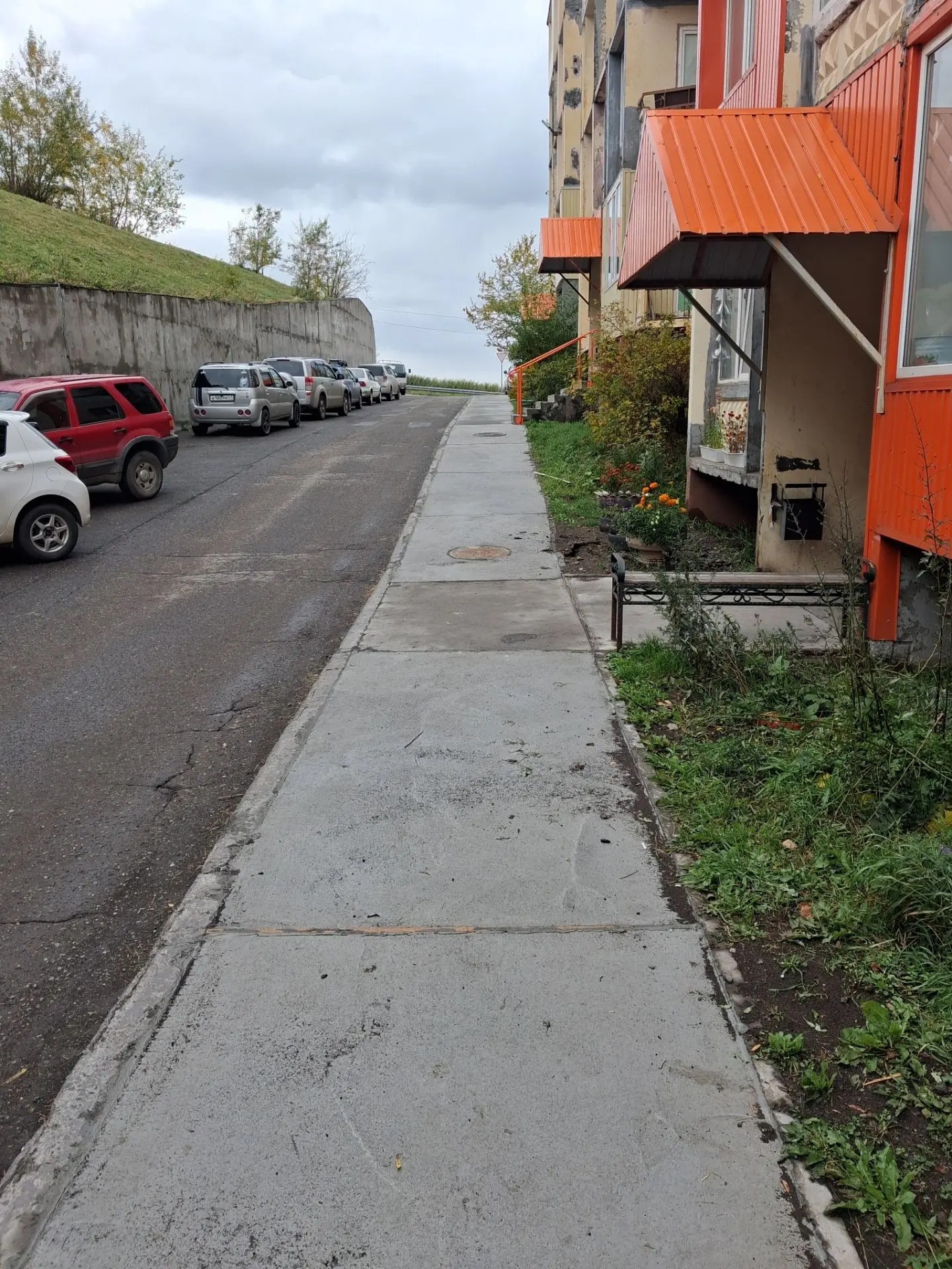 Завершили работы по ремонту пешеходной дорожки на ул.Даурская, 6.