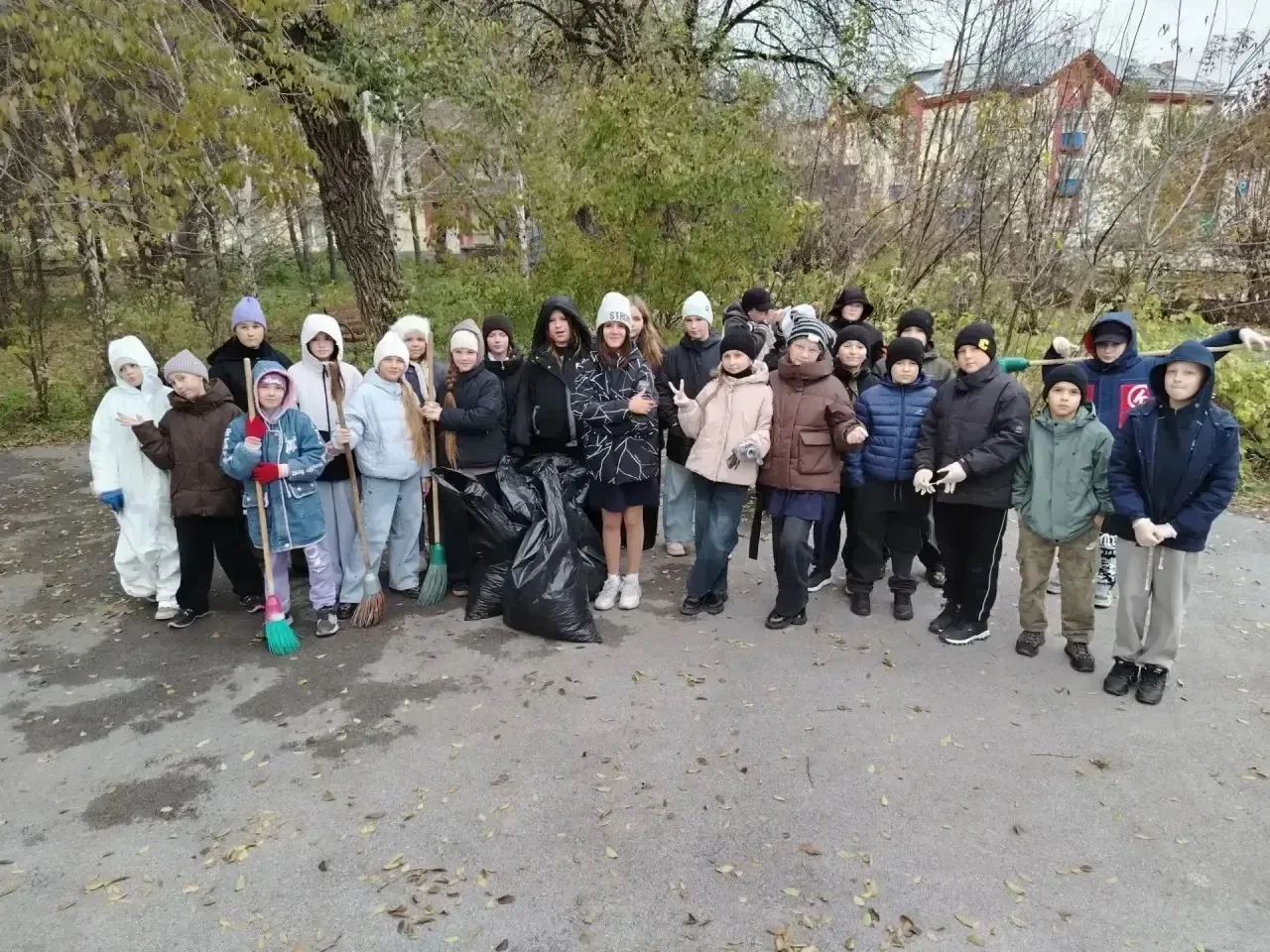 🍁Наши пятиклассники на субботнике🍁