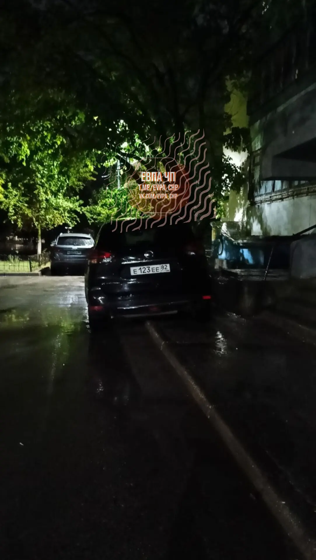 Nissan X-trail постоянно останавливается и паркуется на крыльце подъезда, иногда целико...