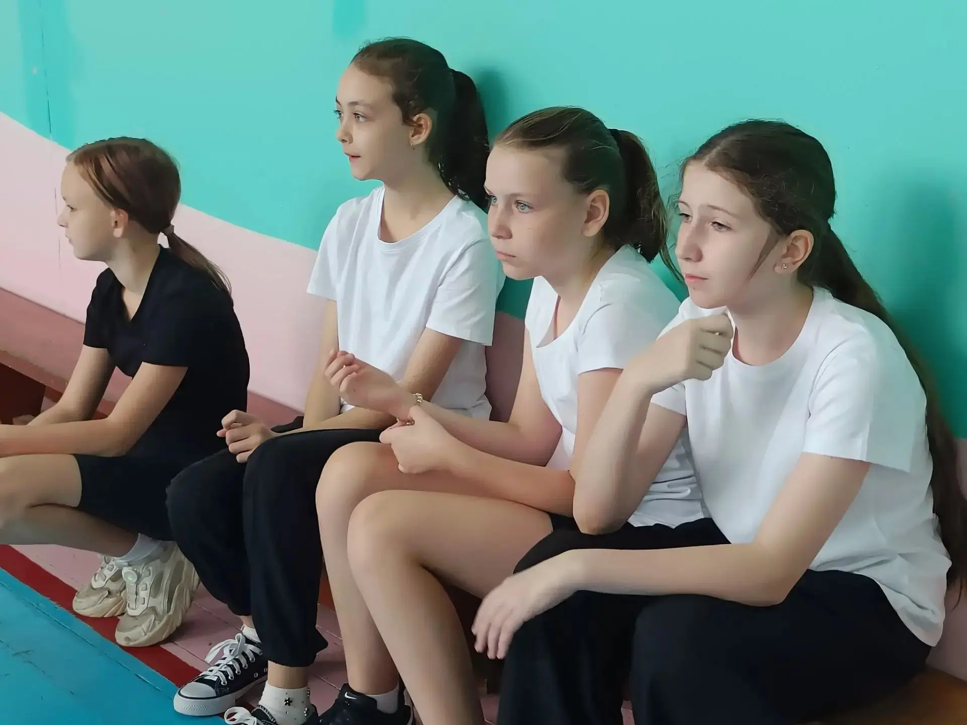 🏫🎾 Старт с волейбольной подачи: как физкультура зарядила пятиклассников на учёбу!