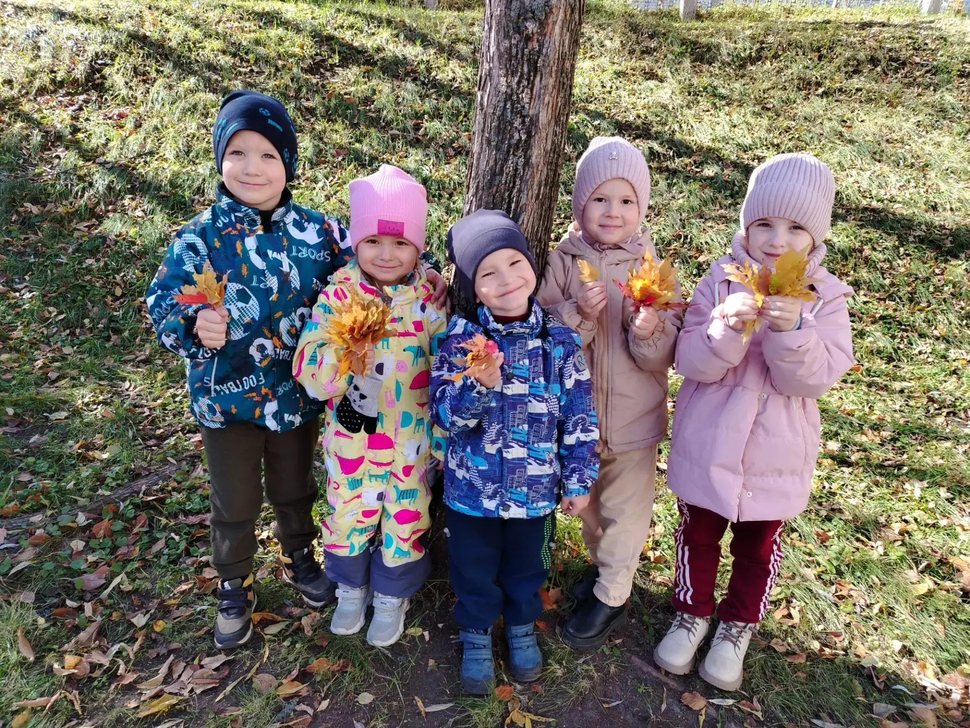 🍂👍Дети старшей группы устроили настоящую осеннюю фотосессию с красивыми разноцветными...