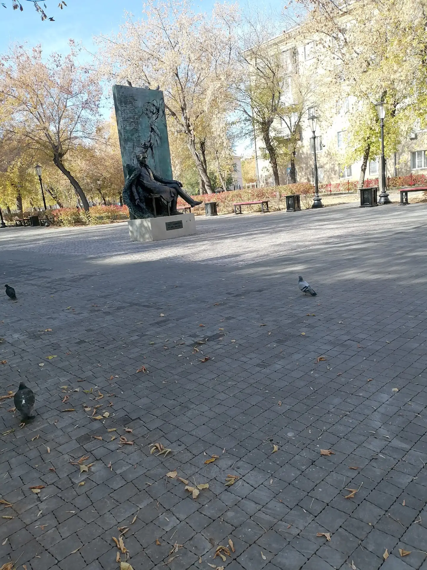 Вот мужик в пиджаке. Вот дерево. А где доцент?   В фильме герои, пытаясь объяснить такс...