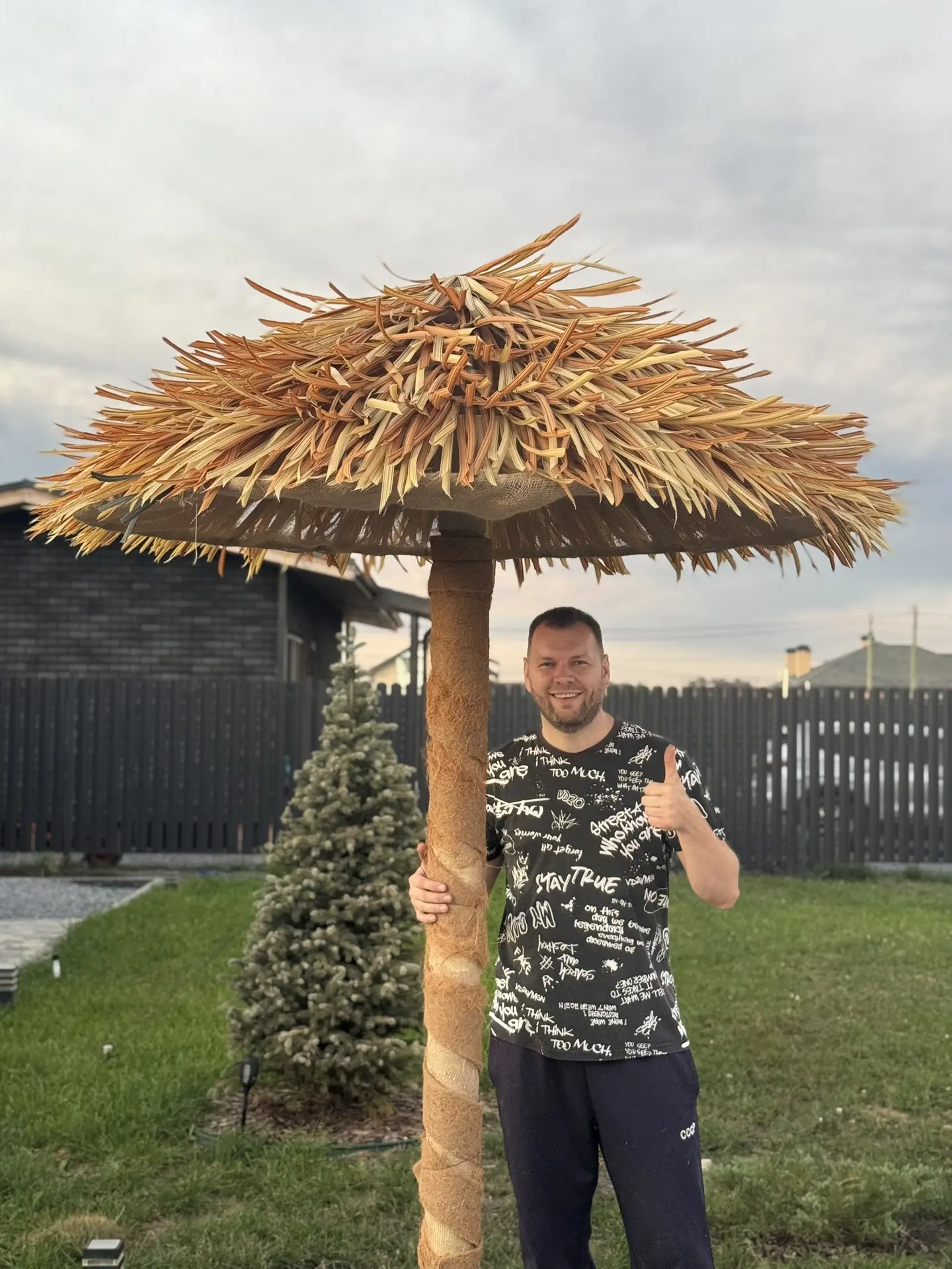 Когда-то давно показывал панельки из ротанга для декора крыш и стен, а вот так смотритс...