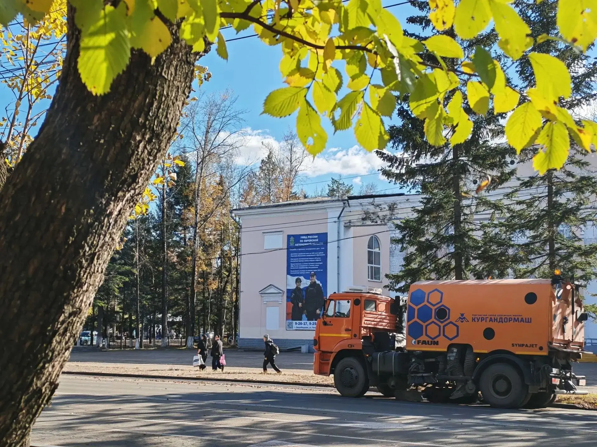 В городе продолжается приведение в порядок автодорог, тротуаров и уборка цветов