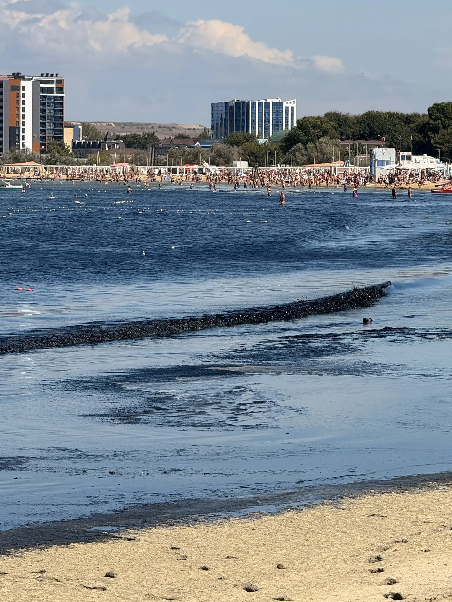 На Лечебном пляже море пока в буквальном смысле чёрное, ждём отжимного ветра посильнее🌊