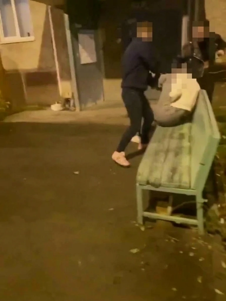 🥊 В Перми на улице Подлесной избили девочки-подростку. Она получила сильные телесные т...