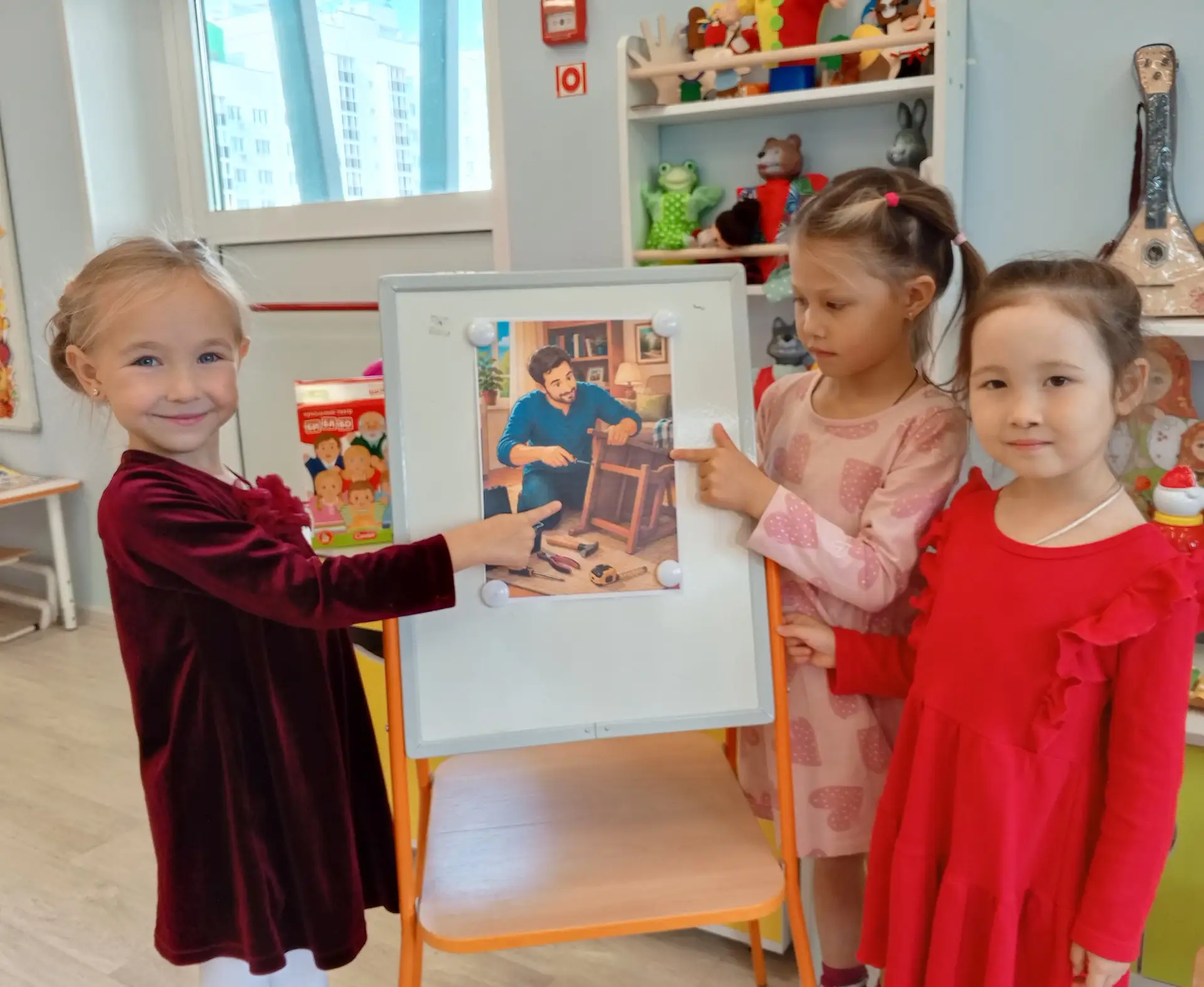 🎁 «Подарок для мамы и папы»: в старшей группе «Любознайки» прошли мероприятия ко Дню отца