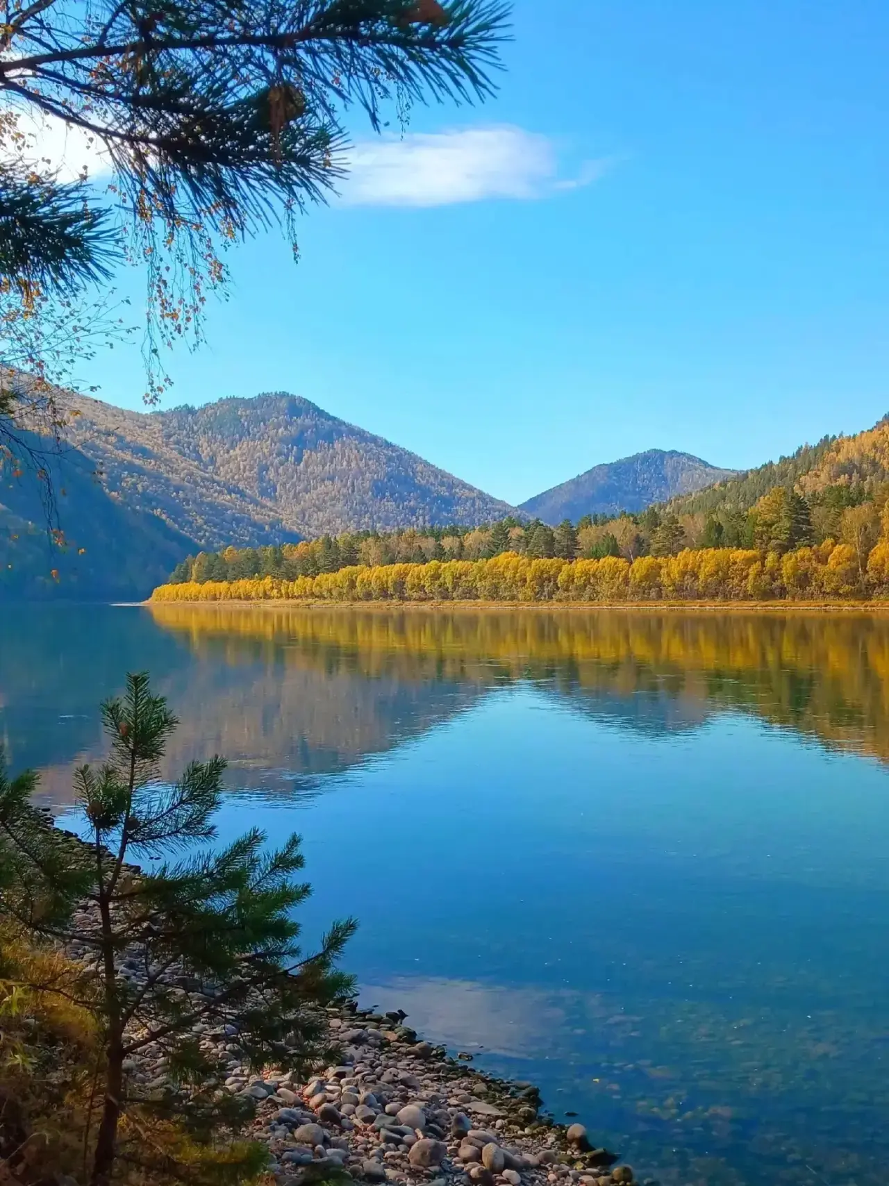 Октябрь в Абазе - утром прохладно и зябко, а днём солнечно и тепло 🍂 ☀️