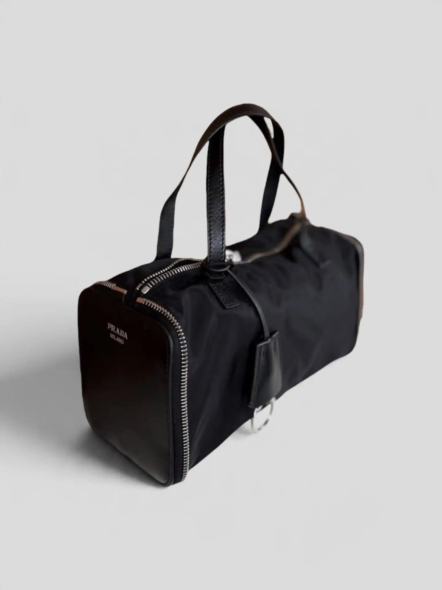 Сумка Prada Re-Nylon Foldable Mini Duffel в идеальном состоянии.
