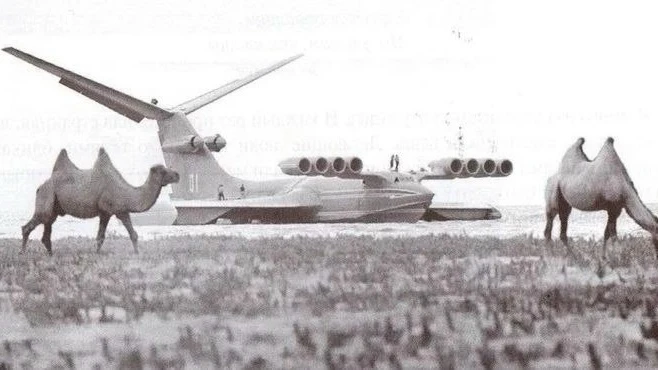 Экспериментальный экраноплан КМ-1, более известный как "Каспийский монстр", во время ис...