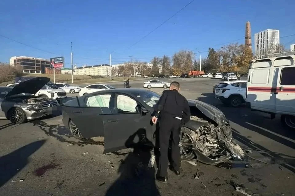 😱 6 детей отправили в больницы после аварии у Монумента.