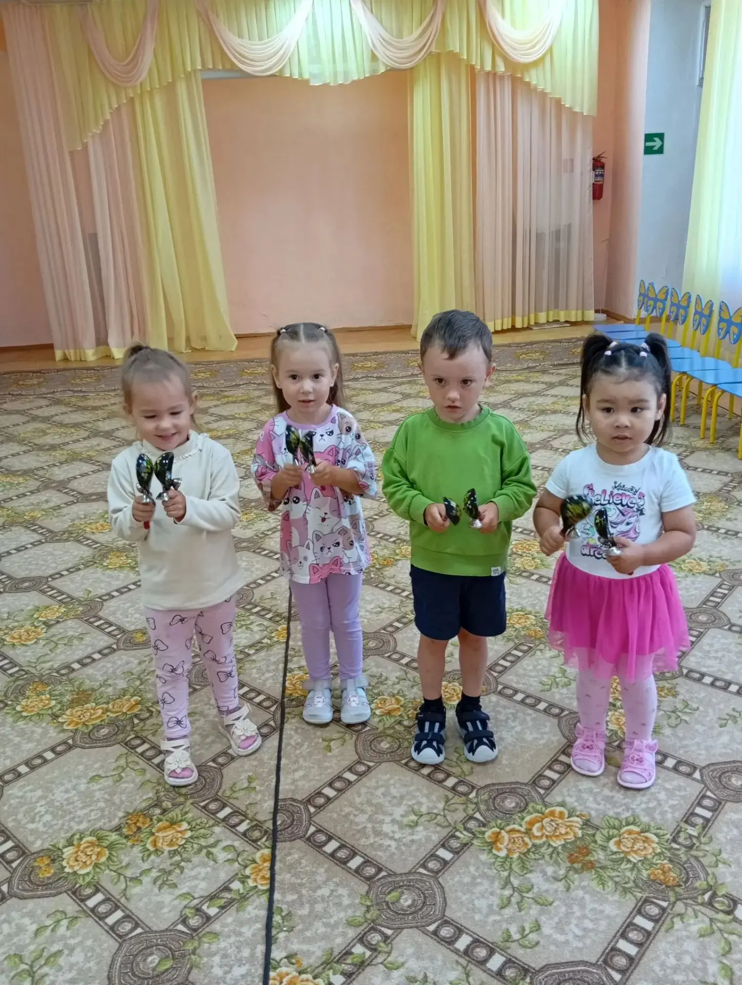 Сегодня воспитанники младшей группы на музыкальном занятии погрузились в мир русских тр...