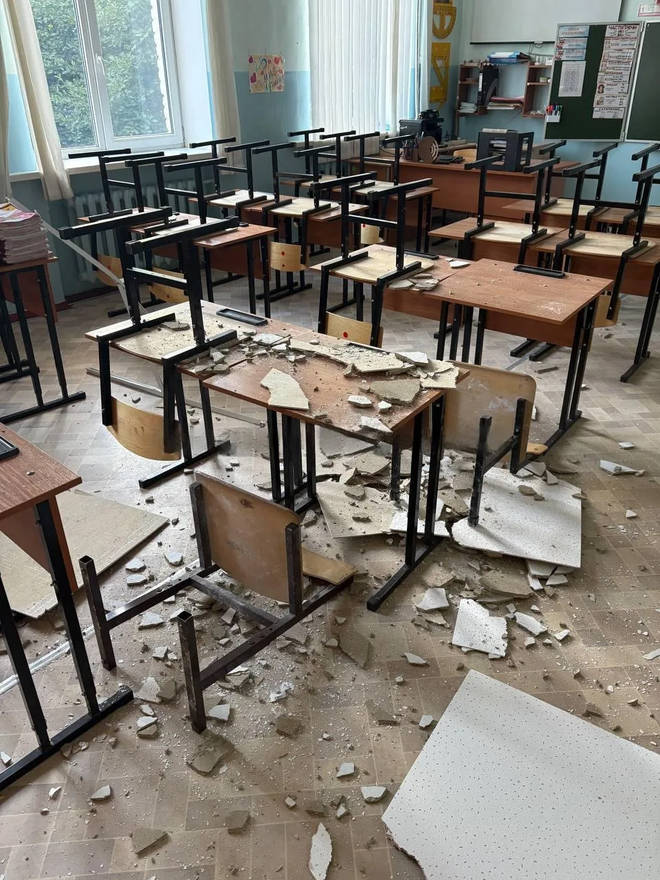 Потолок обрушился в кабинете младшего корпуса школы №17.