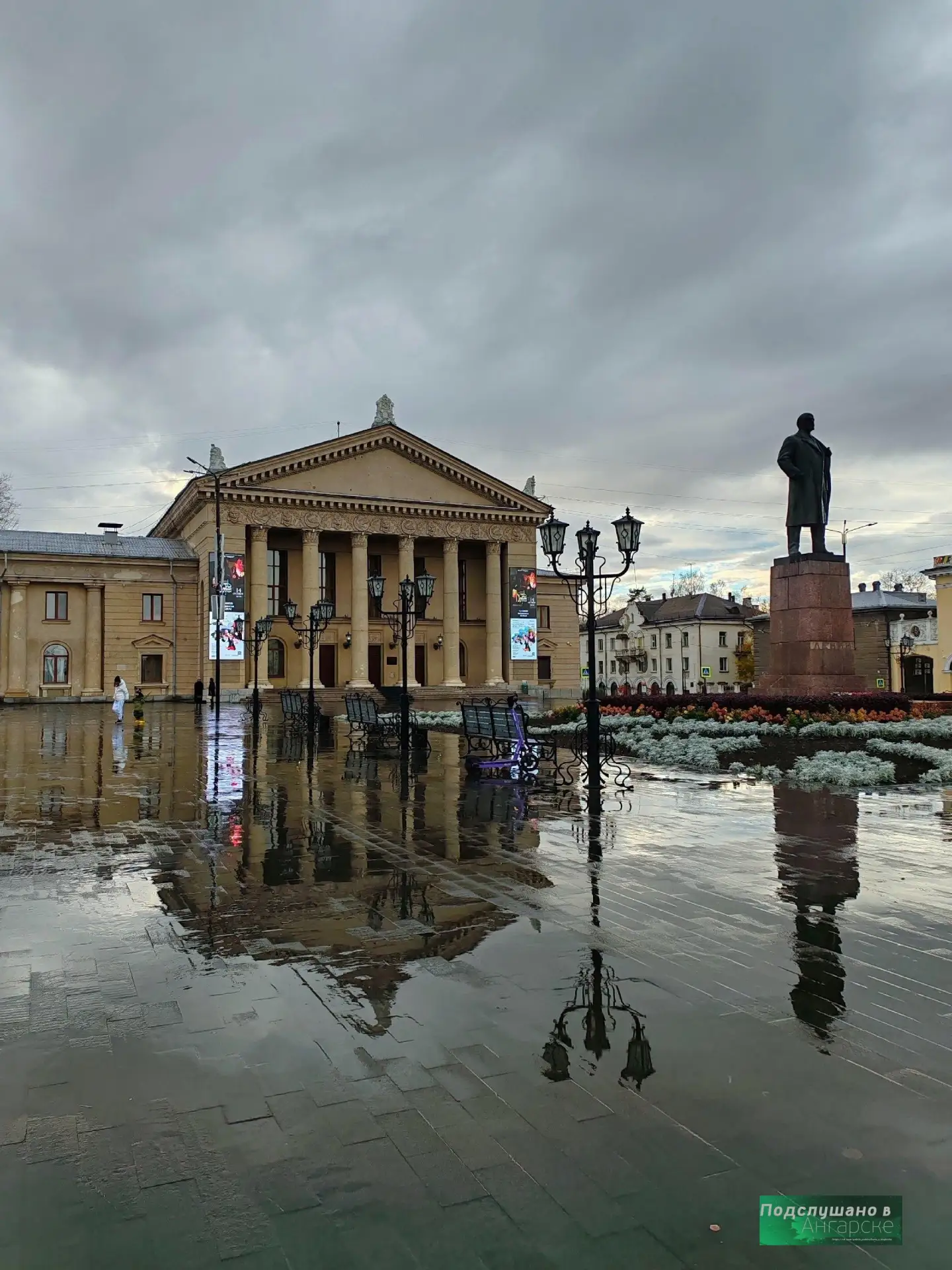 Посмотрите на это. Идеальный осенний кадр площади Ленина после дождя. Серый гранит, луж...