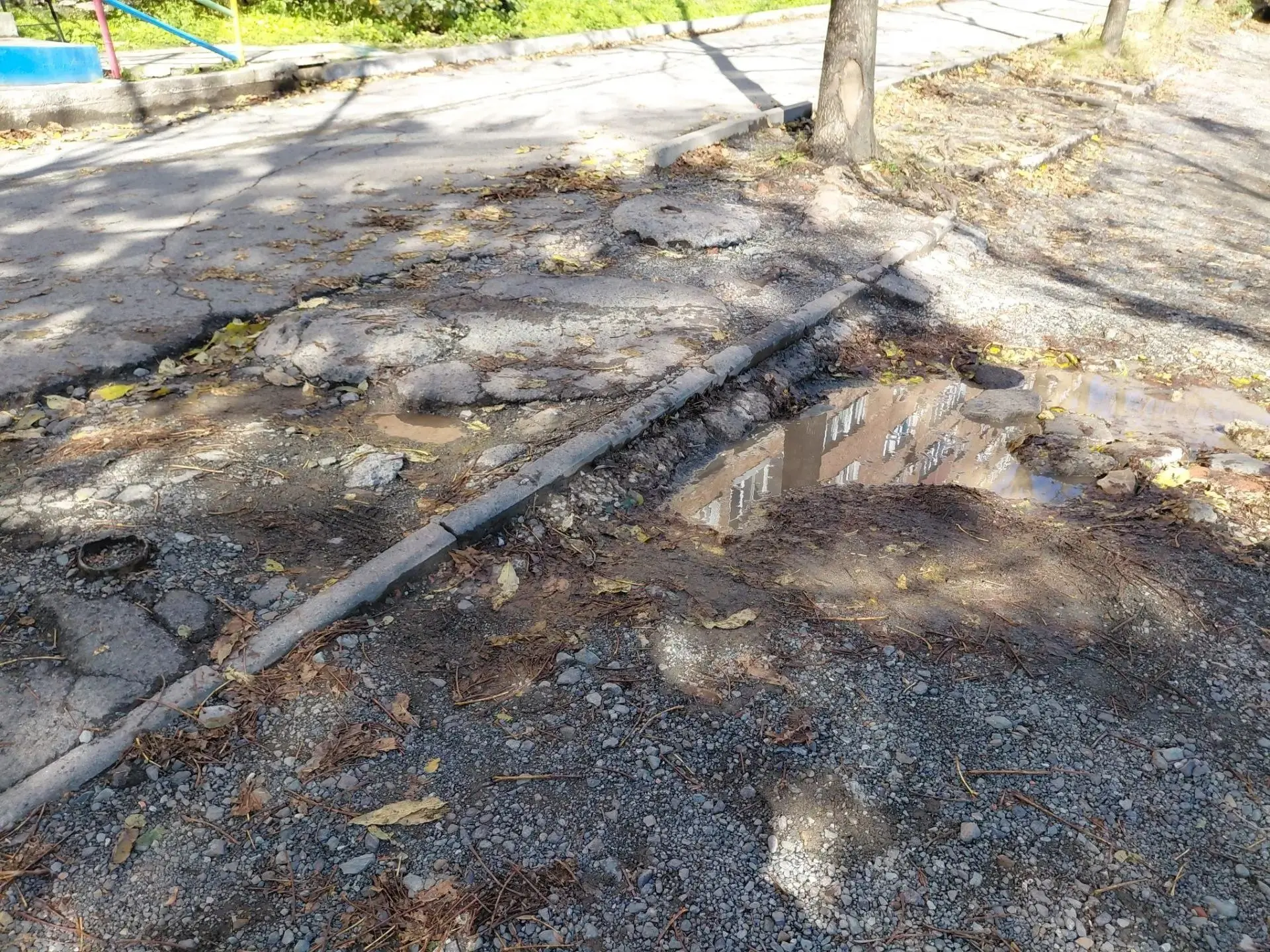 Парковка возле детской поликлиники 2, ул. Луговая 59а.